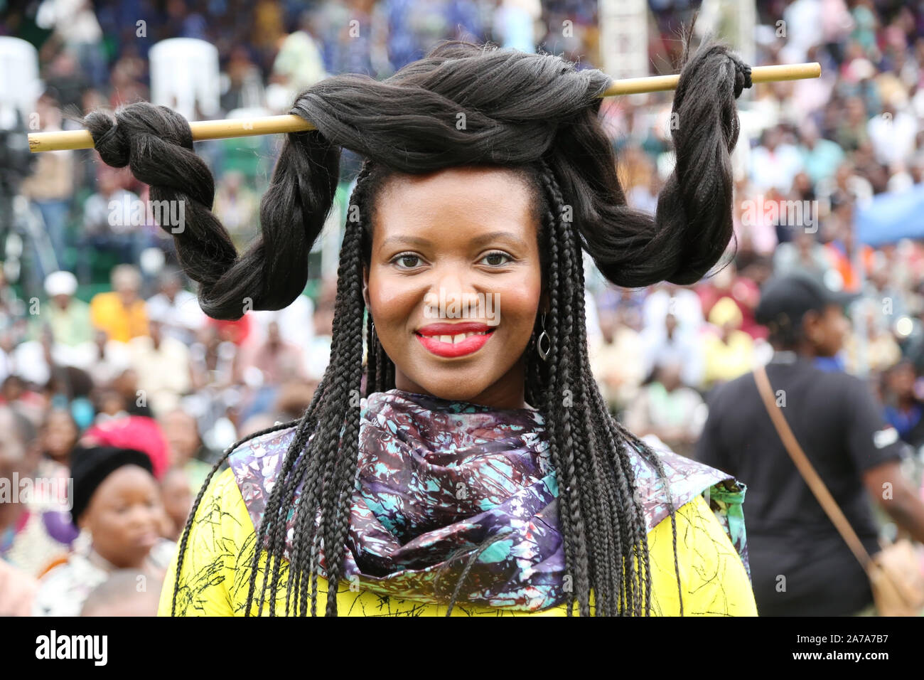 L'artista femminile dell'Africa mostra la sua acconciatura tradizionale durante il Festival Africano del tamburo ad Abeokuta, Ogun state Nigeria. Foto Stock