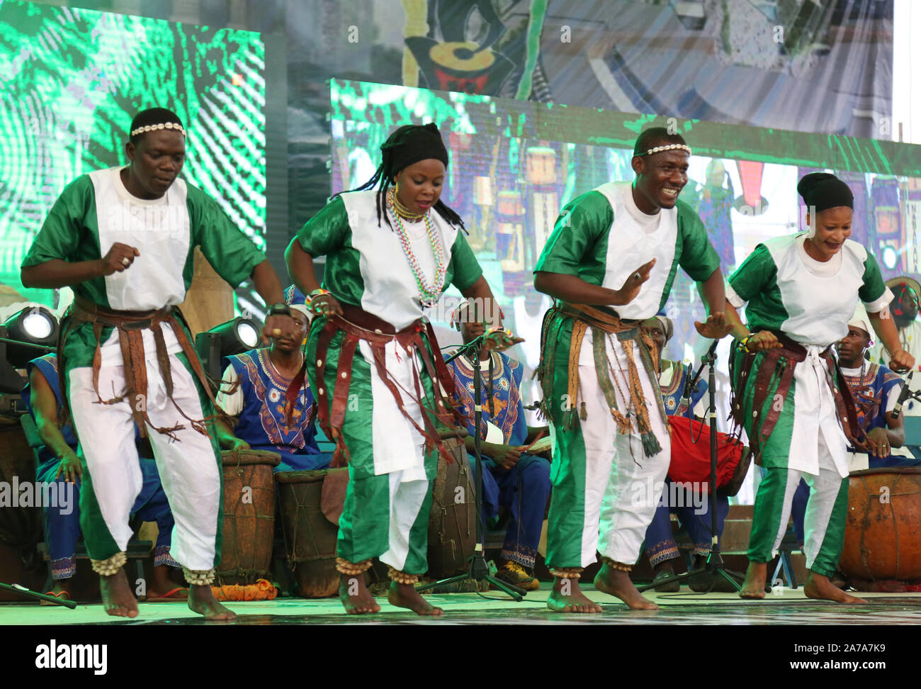 Le tribù HAUSA/Fulani della Nigeria si esibiscono durante il Festival Nazionale del tamburo, Abeokuta, Ogun state, Nigeria. Foto Stock