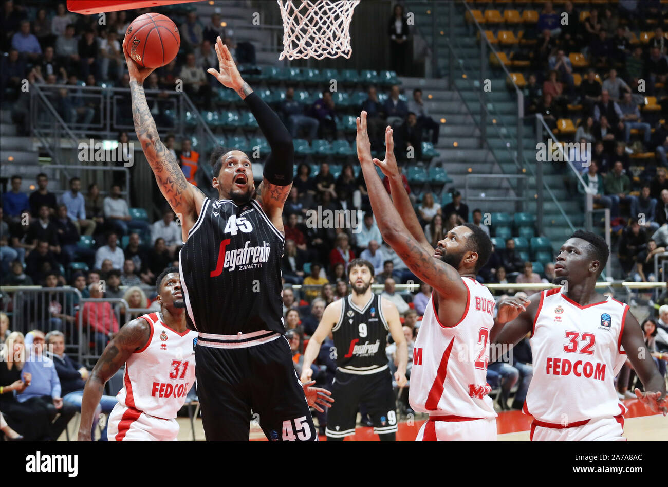 Julian gamble (virtus segafredo bologna) (sinistra) vanificata da eric buckner (come monaco) durante il Segafredo Virtus Bologna vs come Monaco, Bologna, Ita Foto Stock