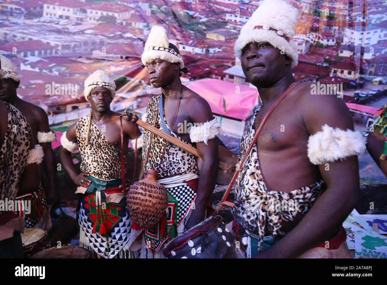 Gli uomini nigeriani nel loro costume africano tradizionale durante il  Festival Africano del tamburo ad Abeokuta, Ogun state Nigeria Foto stock -  Alamy