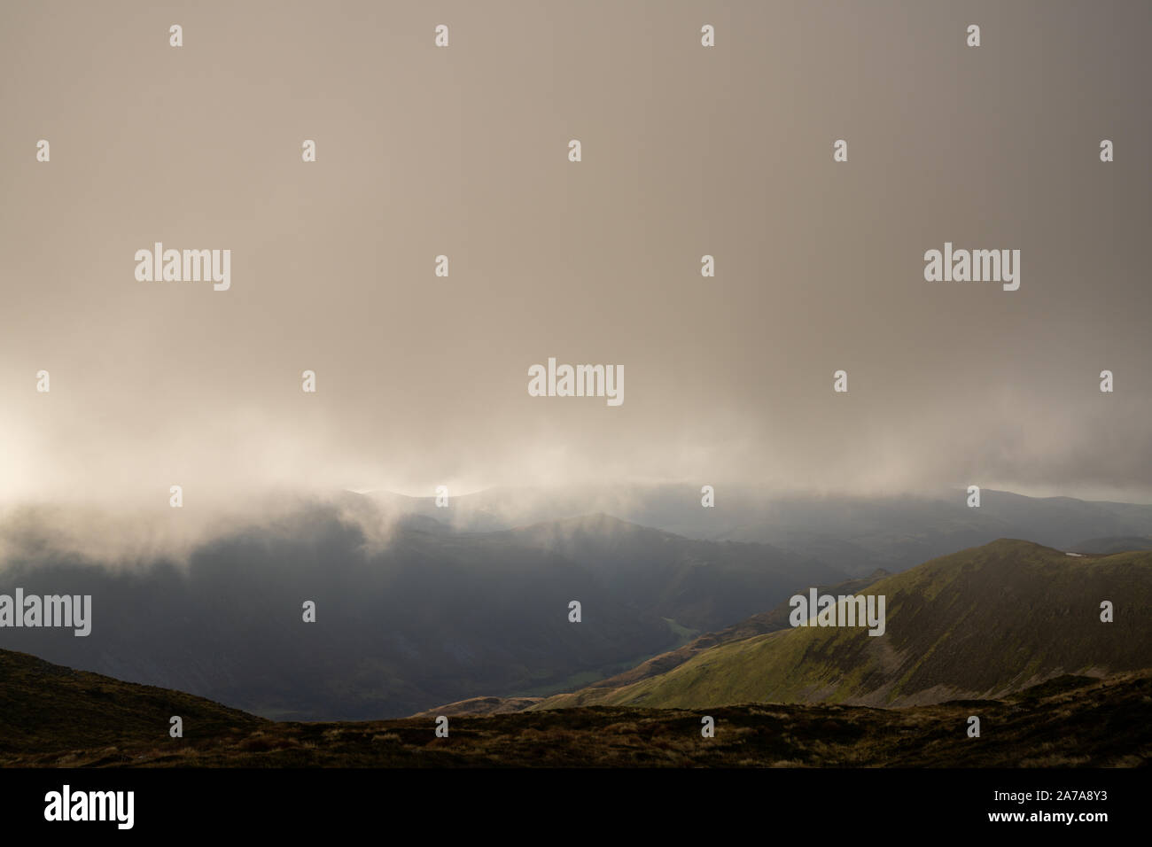 Drammatico scenario montano sul Cader Idris montagna nel Parco Nazionale di Snowdonia, conosciuto in gallese come Eryri. Foto Stock