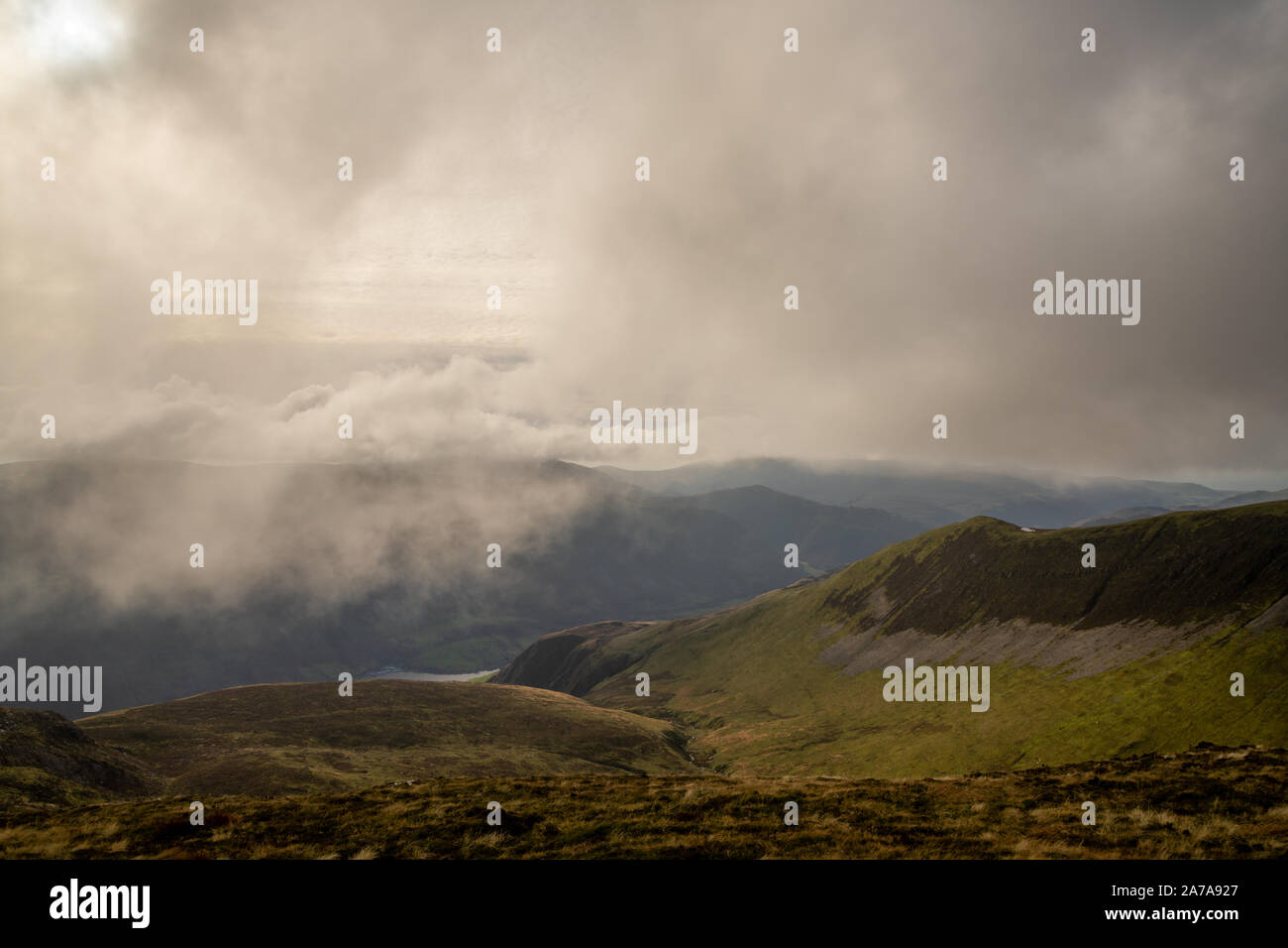 Drammatico scenario montano sul Cader Idris montagna nel Parco Nazionale di Snowdonia, conosciuto in gallese come Eryri. Foto Stock