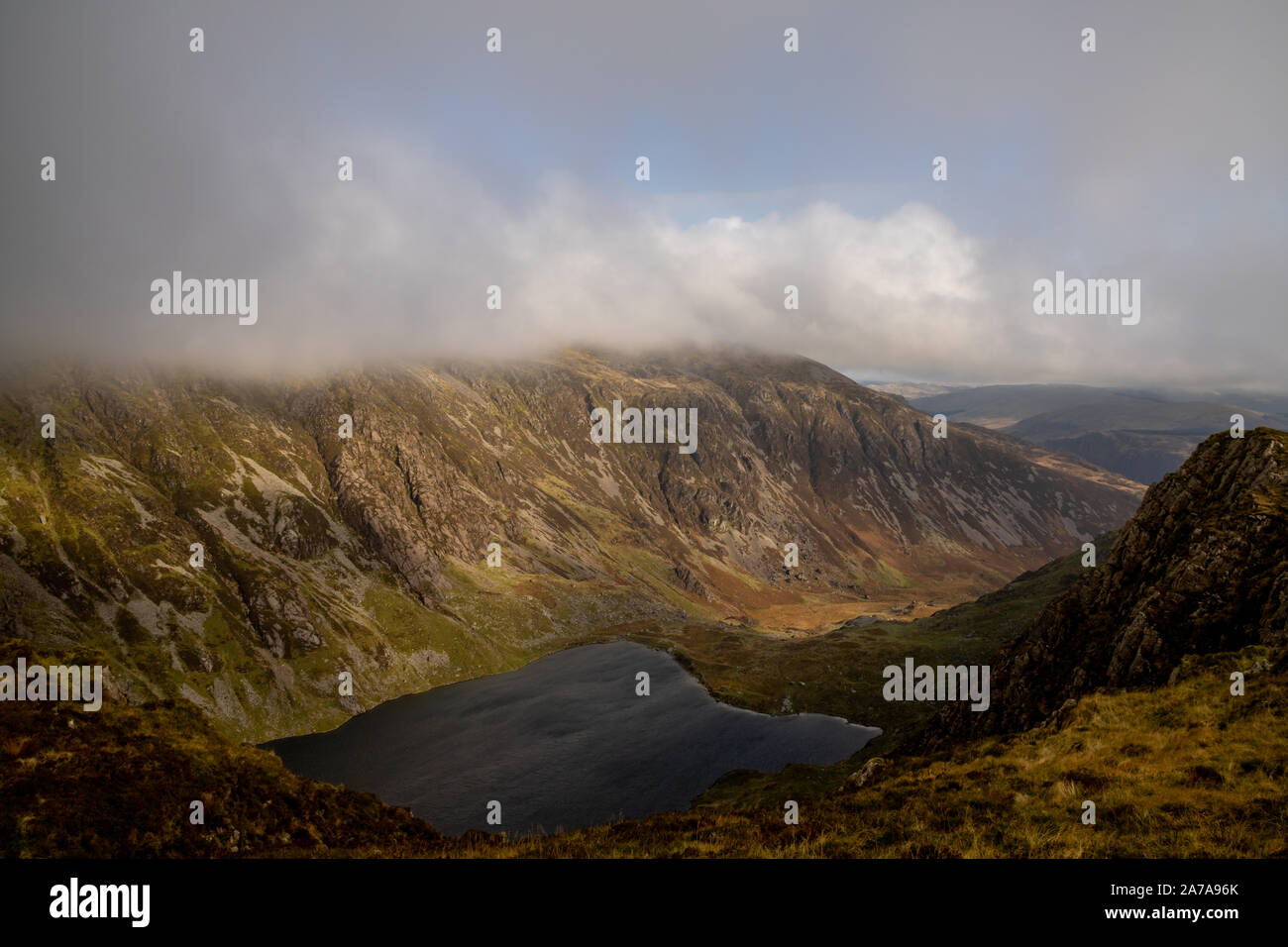 Drammatico scenario montano sul Cader Idris montagna nel Parco Nazionale di Snowdonia, conosciuto in gallese come Eryri. Foto Stock