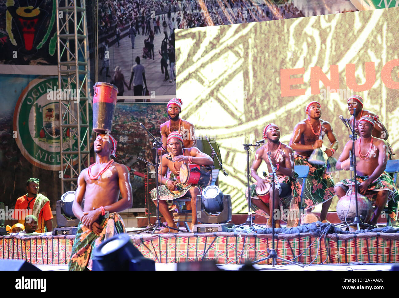 Batteristi africani in mostra durante il Festival Africano del tamburo ad Abeokuta, Ogun state Nigeria. Foto Stock