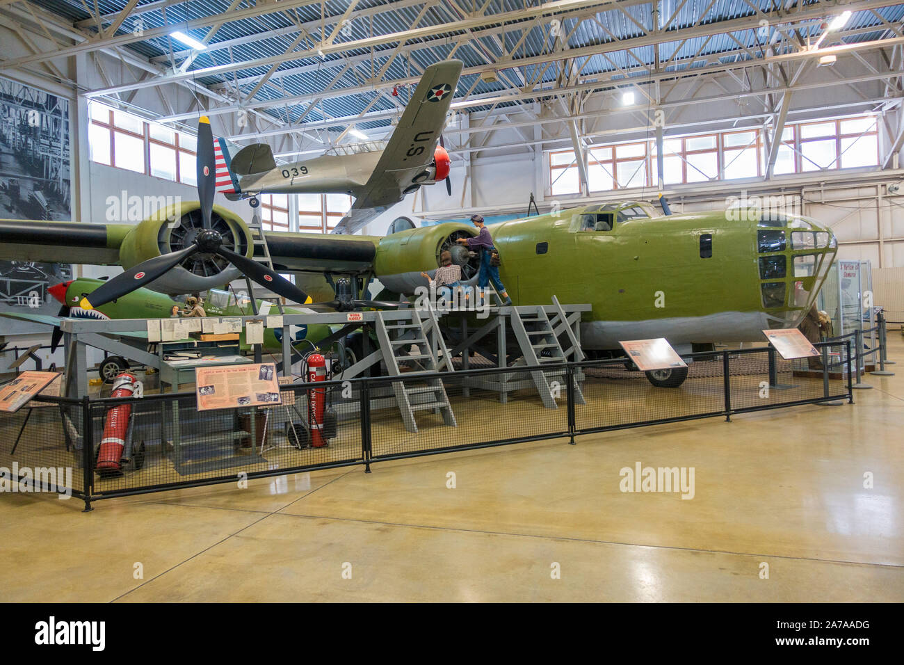 Utah, Hill Air Force Base, Hill Museo Aerospaziale, consolidata B-24D 'Liberatore", meccanico femmina manichini di intervenire sul motore Foto Stock