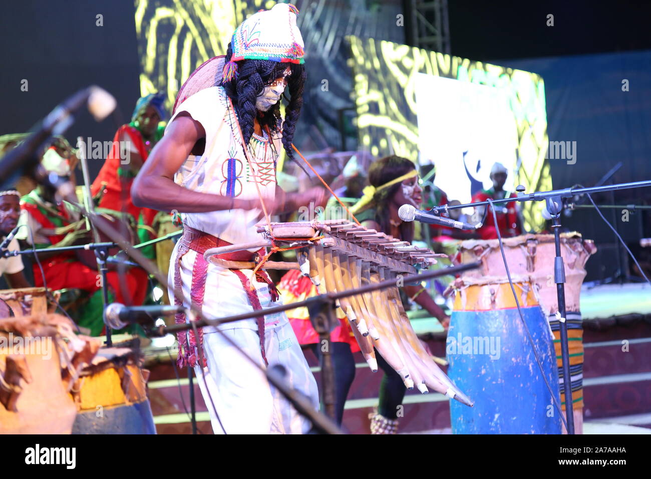Artista africano nel loro costume culturale battendo il tradizionale xilofono durante il Festival Africano del tamburo ad Abeokuta, Stato Ogun Nigeria. Foto Stock