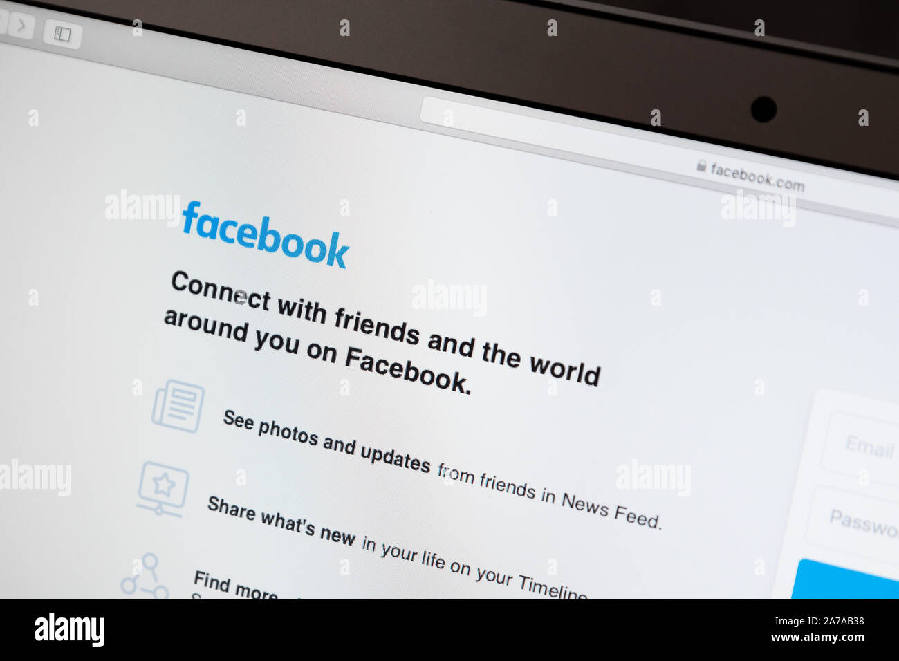 Wroclaw, Polonia - Ott 23, 2019: Facebook sign-in sito su uno schermo del notebook. Facebook è il più popolare social media service. Foto Stock
