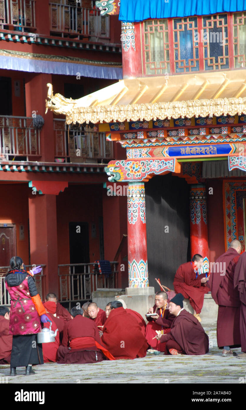 I monaci buddisti fuori Lhagang monastero a Tagong in Cina Foto Stock