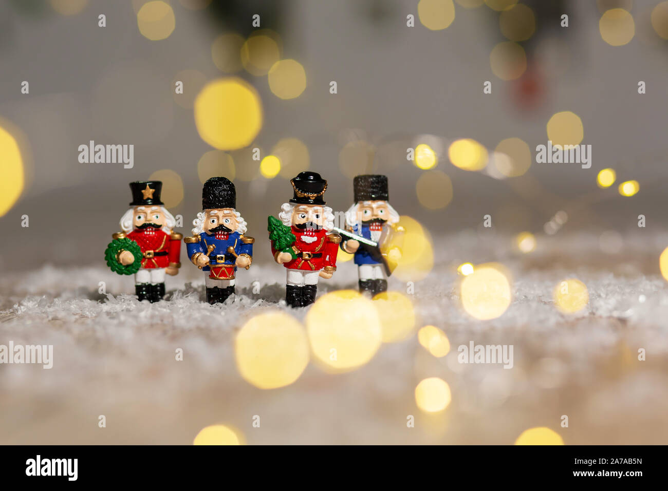 Decorazione di Natale figurine a tema. Natale soldatini da uno schiaccianoci fiaba. Decorazione per albero di Natale. Decorazioni festive, calda luce bokeh di fondo Foto Stock