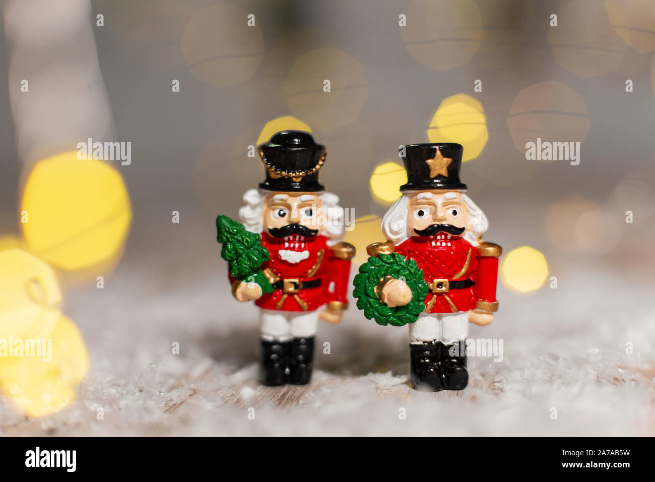 Decorazione di Natale figurine a tema. Natale soldatini da uno schiaccianoci fiaba. Decorazione per albero di Natale. Decorazioni festive, calda luce bokeh di fondo Foto Stock