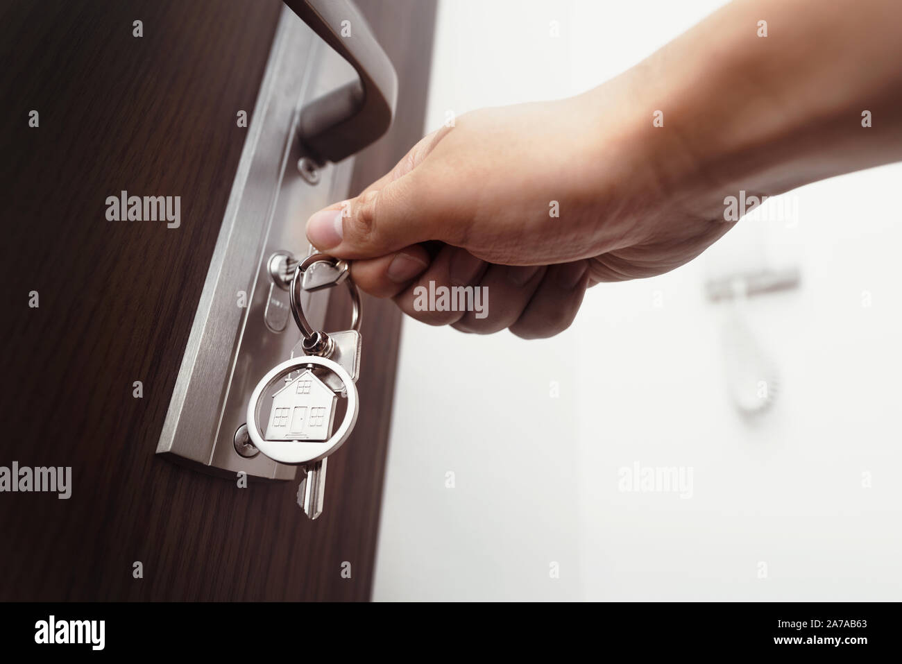L'uomo tenendo premuto i tasti per l'appartamento in porta. Real estate, ipoteca appartamento. Foto Stock