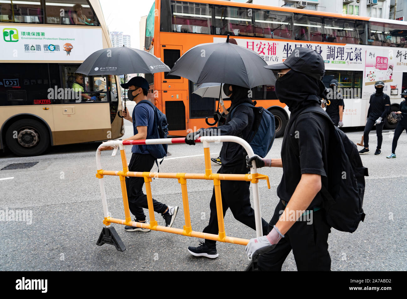 13 ott 2019. Pro-democrazia manifestanti sulla strada di Tai Po vestita di nero durante un flat mob protesta in tutto il territorio Foto Stock