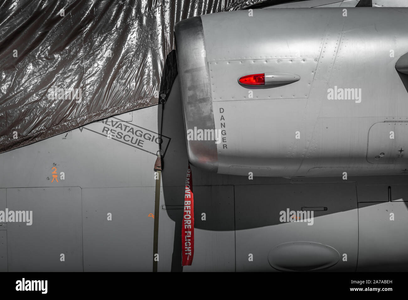 Italian Air Force jet. Al di fuori di hangar per la manutenzione, corpo grigio, la luce naturale del giorno, verde uniforme militare. Vita militare nel 2019. Foto Stock