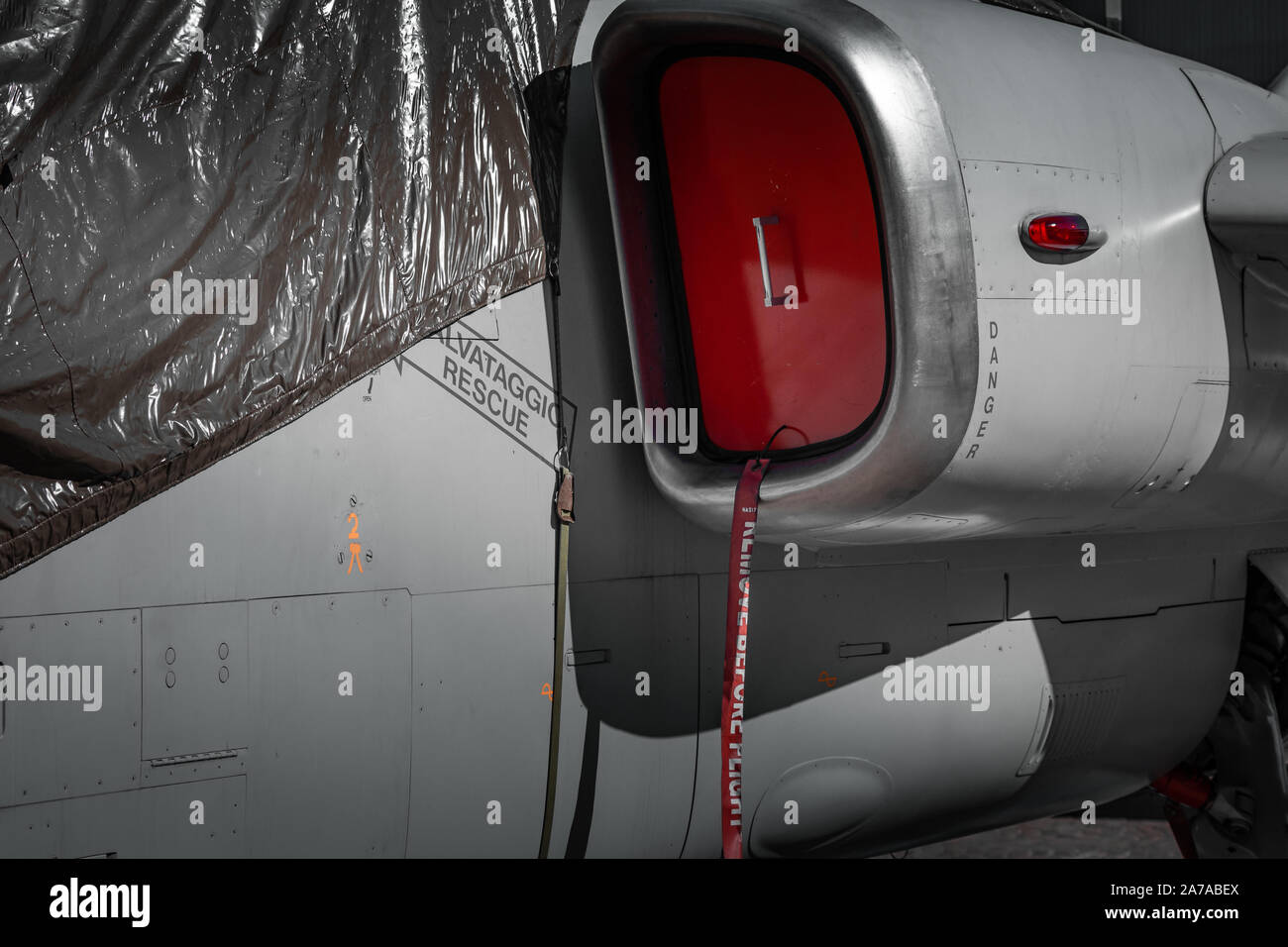 Italian Air Force jet. Al di fuori di hangar per la manutenzione, corpo grigio, la luce naturale del giorno, verde uniforme militare. Vita militare nel 2019. Foto Stock
