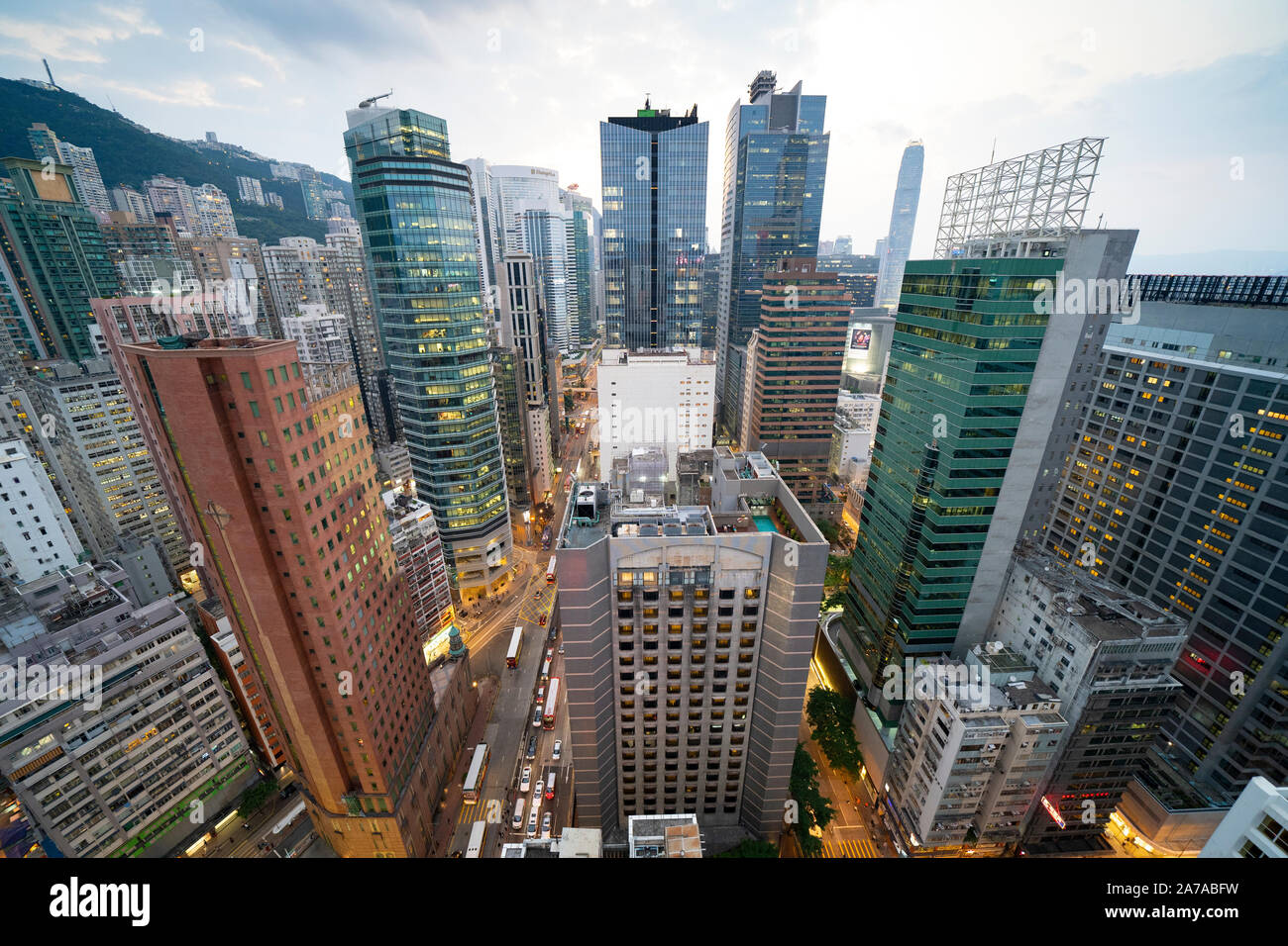 Sera cityscape vista di alti torri nel Quartiere Wanchai in Hong Kong Foto Stock