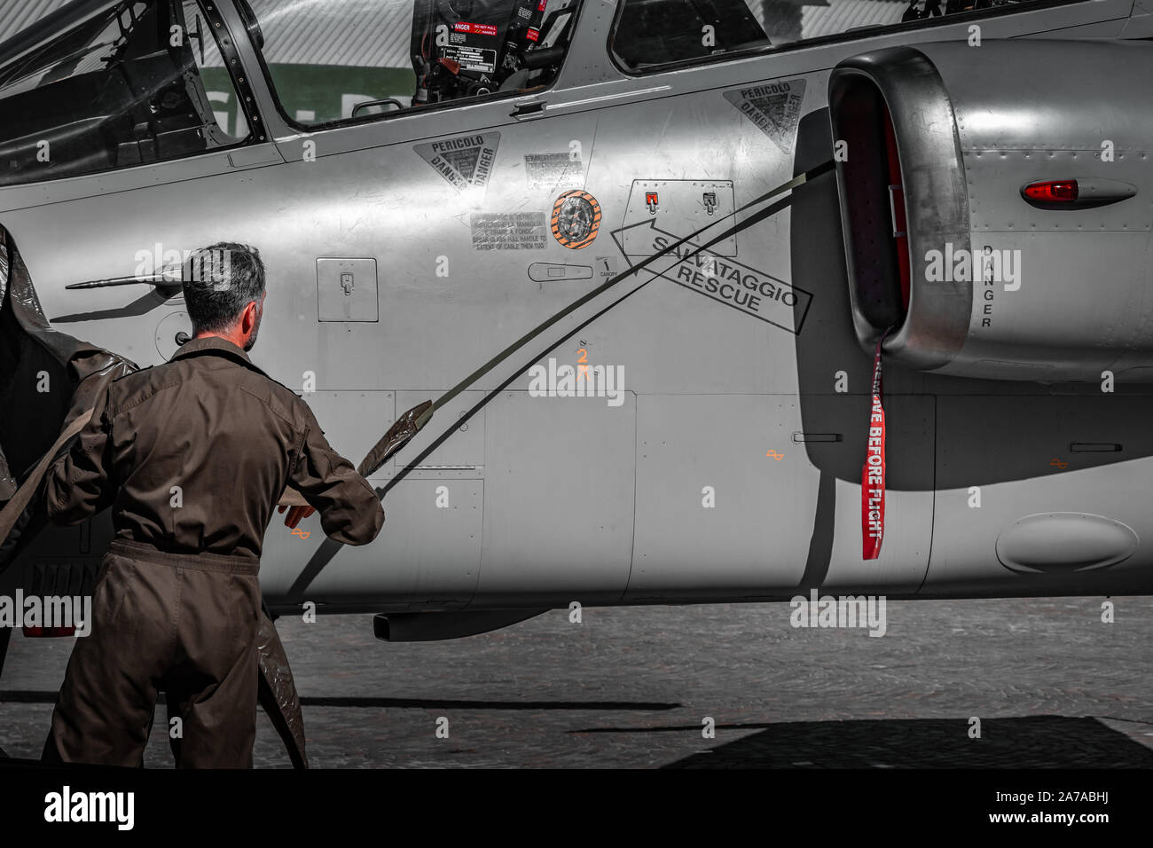 Italian Air Force jet. Al di fuori di hangar per la manutenzione, corpo grigio, la luce naturale del giorno, verde uniforme militare. Vita militare nel 2019. Foto Stock