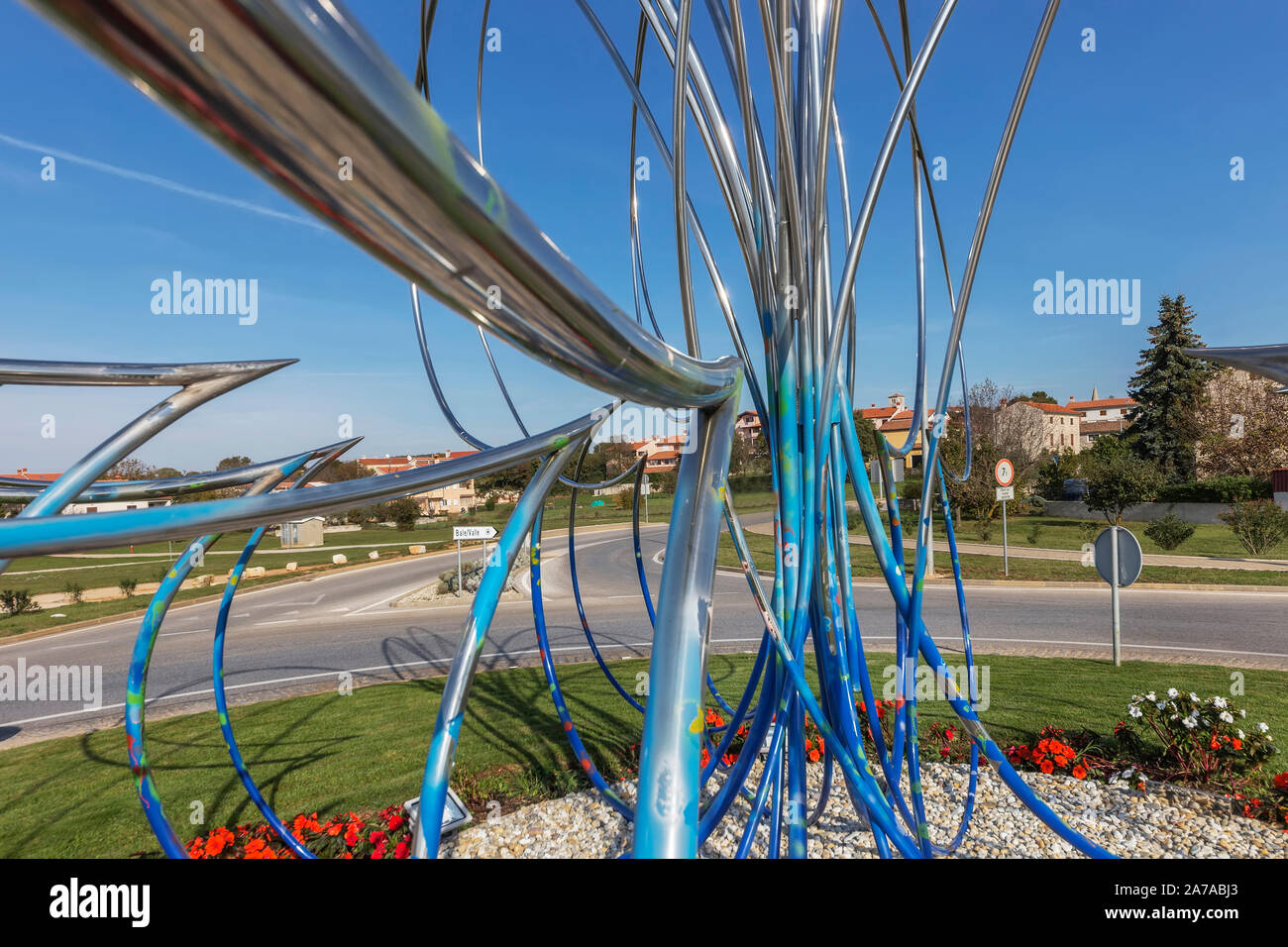 Moderna in acciaio inox di installazione chiamato 'Butterfly' sulla intersezione circolare in balle - Valle, Istria, Croazia, Artista: Goran Štimac Foto Stock