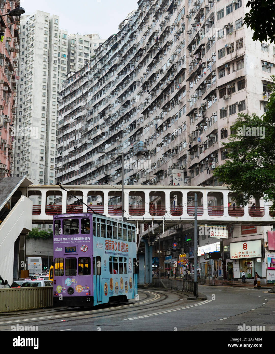 Vista del vecchio appartamento casamento e tram in Quarry Bay, Hong Kong Foto Stock