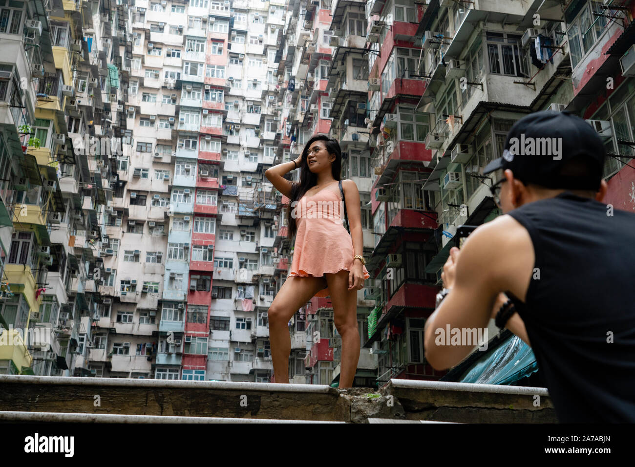 Instagramers scatta foto a zone densamente popolate urban appartamento residenziale blocco Montane Mansion in Quarry Bay di Hong Kong Foto Stock