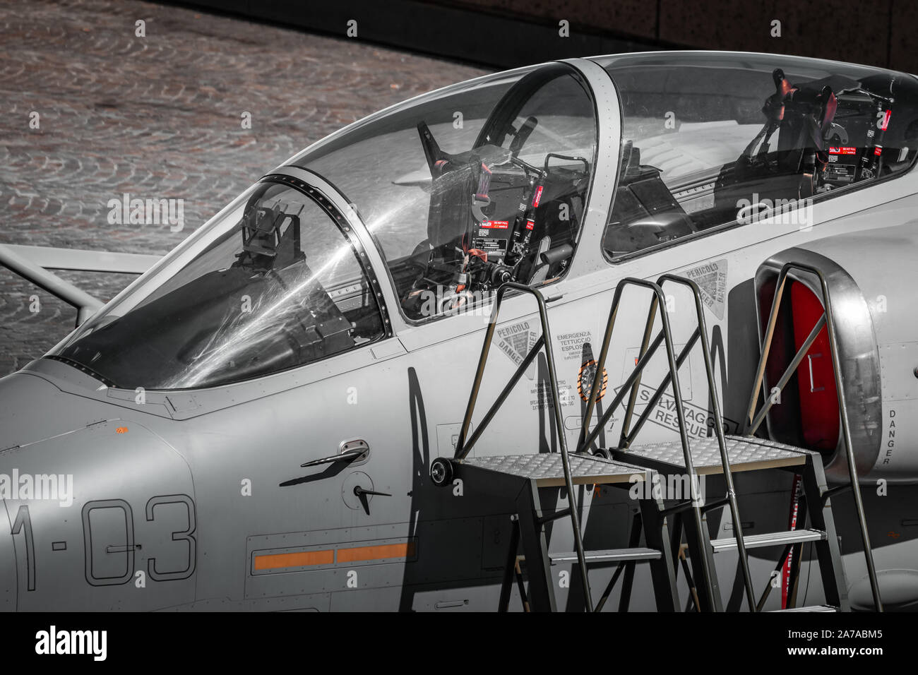 Italian Air Force jet. Al di fuori di hangar per la manutenzione, corpo grigio, la luce naturale del giorno, verde uniforme militare. Vita militare nel 2019. Foto Stock