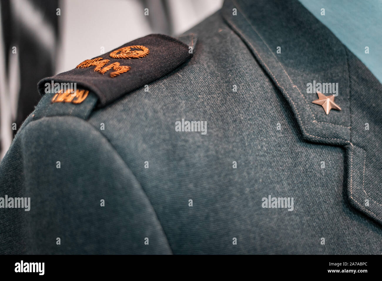 Dettagli di storico italiano uniformi militari. Gradi e le patch su tessuti di alta qualita'. In stile vintage abiti, gusto europeo per eleganza. Foto Stock