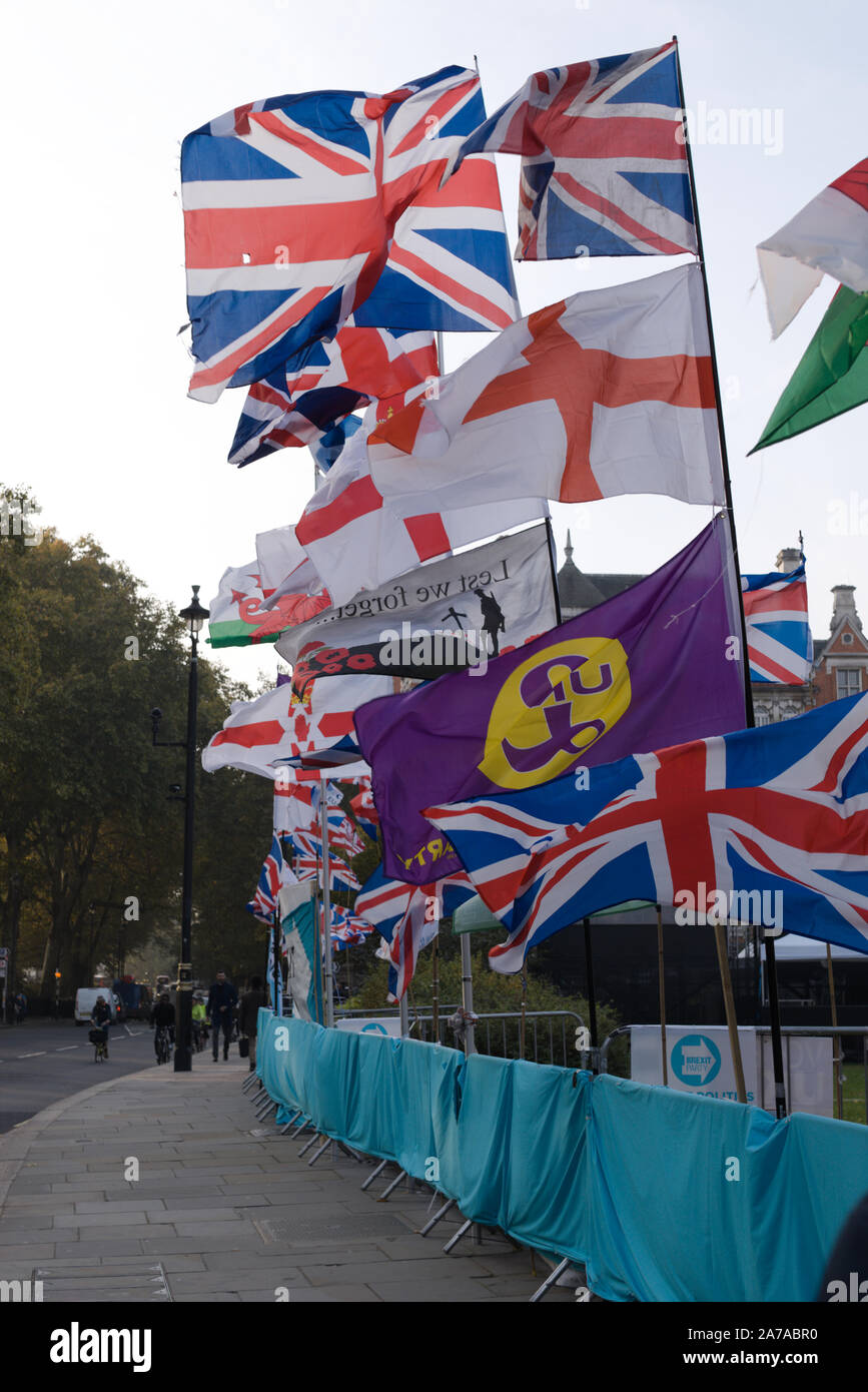 Londra, UK 31 ottobre 2019. Pro Brexit bandiere in segno di protesta di fronte al parlamento Foto Stock