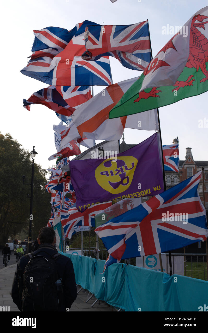 Londra, UK 31 ottobre 2019. Pro Brexit bandiere in segno di protesta di fronte al parlamento Foto Stock