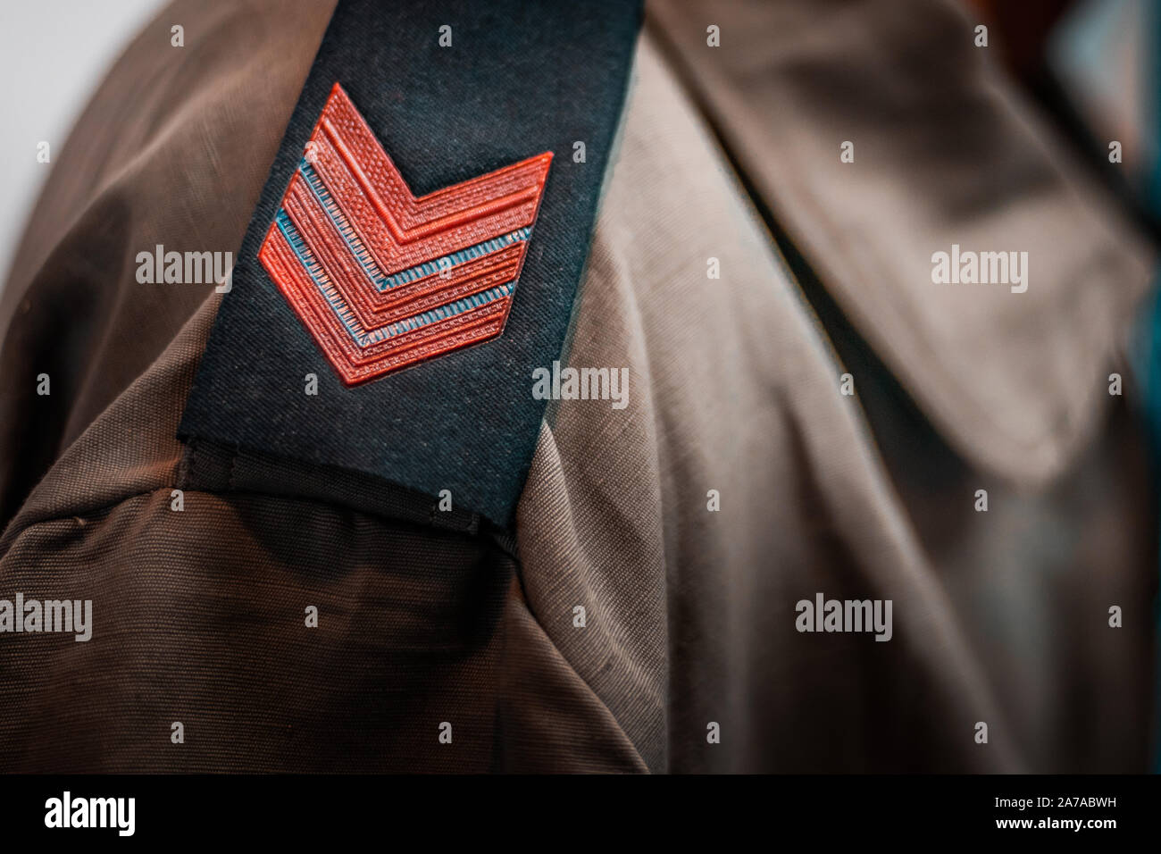 Dettagli di storico italiano uniformi militari. Gradi e le patch su tessuti di alta qualita'. In stile vintage abiti, gusto europeo per eleganza. Foto Stock