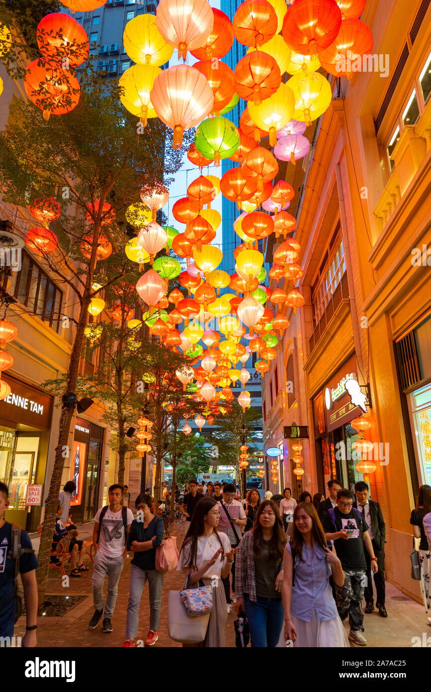 Molte lanterne cinesi di notte lungo Spring Garden Lane in Wanchai Hong  Kong, Cina Foto stock - Alamy