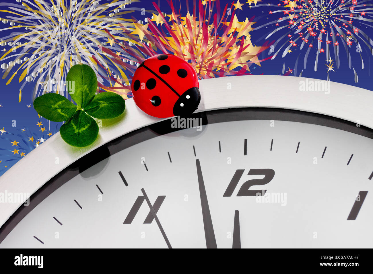 Capodanno concetto con orologio fuochi d'artificio e i simboli fortunati Foto Stock