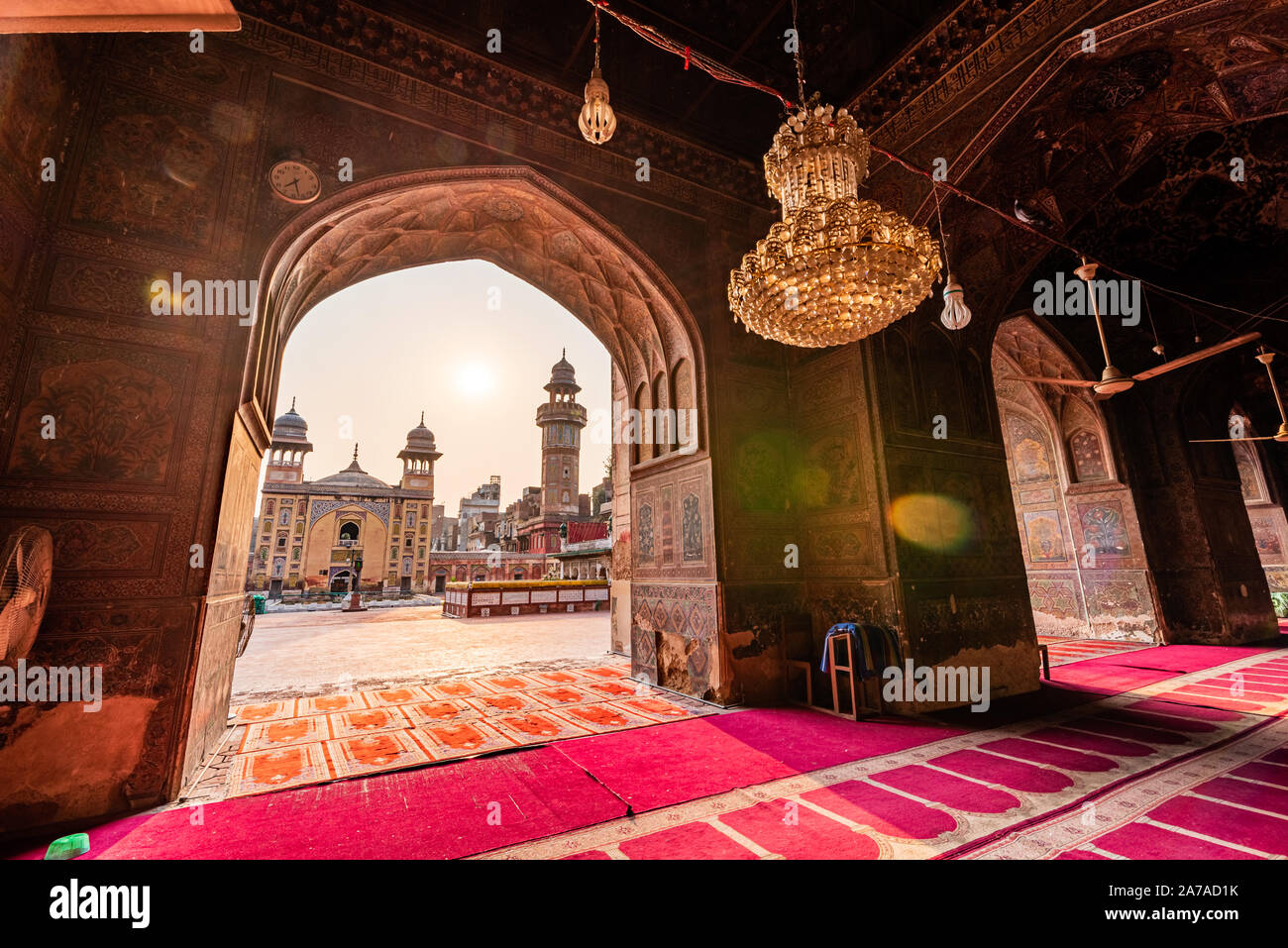 La principale sala da preghiera di Wazir khan moschea, a Lahore in Pakistan. Foto Stock