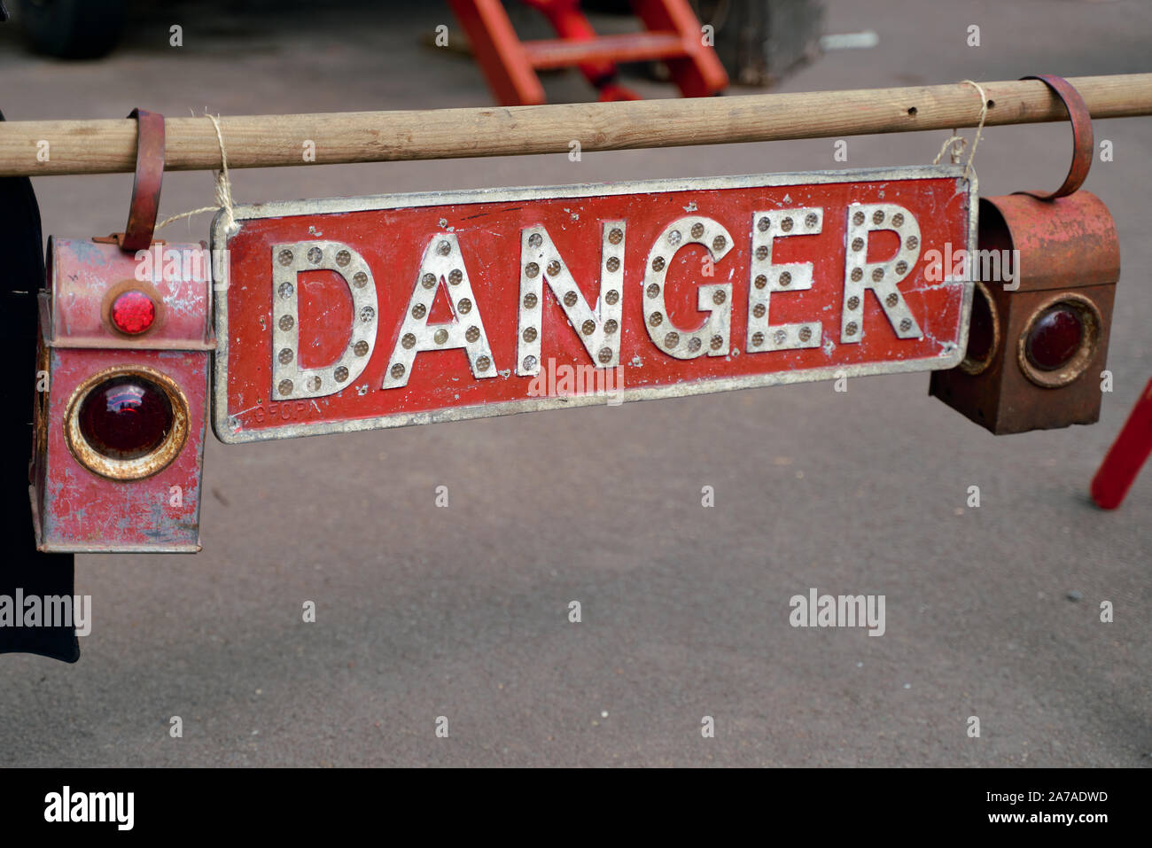 Cartello stradale Vintage Red Danger Road con Lanterne Foto stock - Alamy