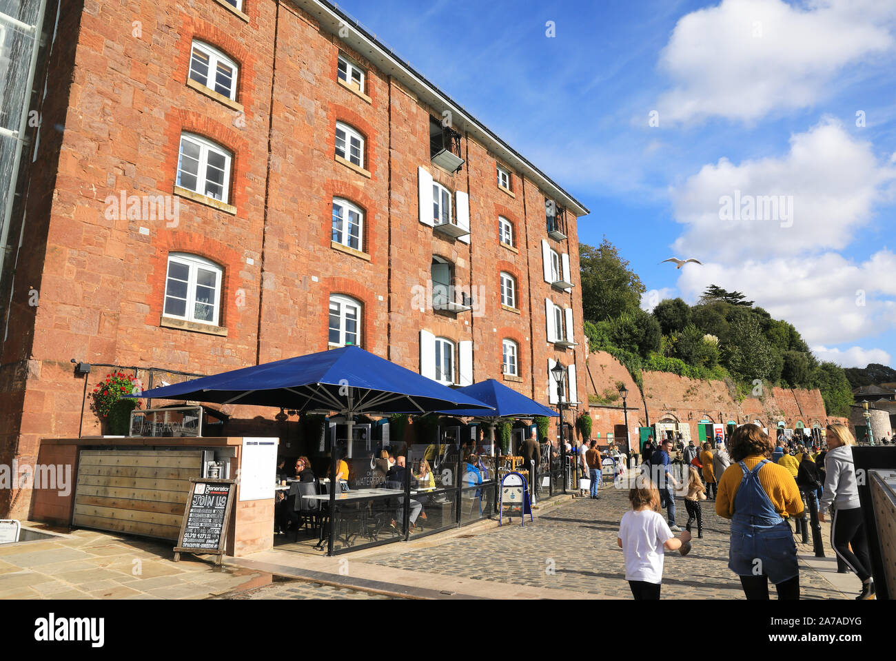 Sul lungomare bar e ristorante pizzeria in archi in mattoni del XIX secolo in magazzini, in autunno sunshine, il Quayside in Exeter, nel Devon, Regno Unito Foto Stock