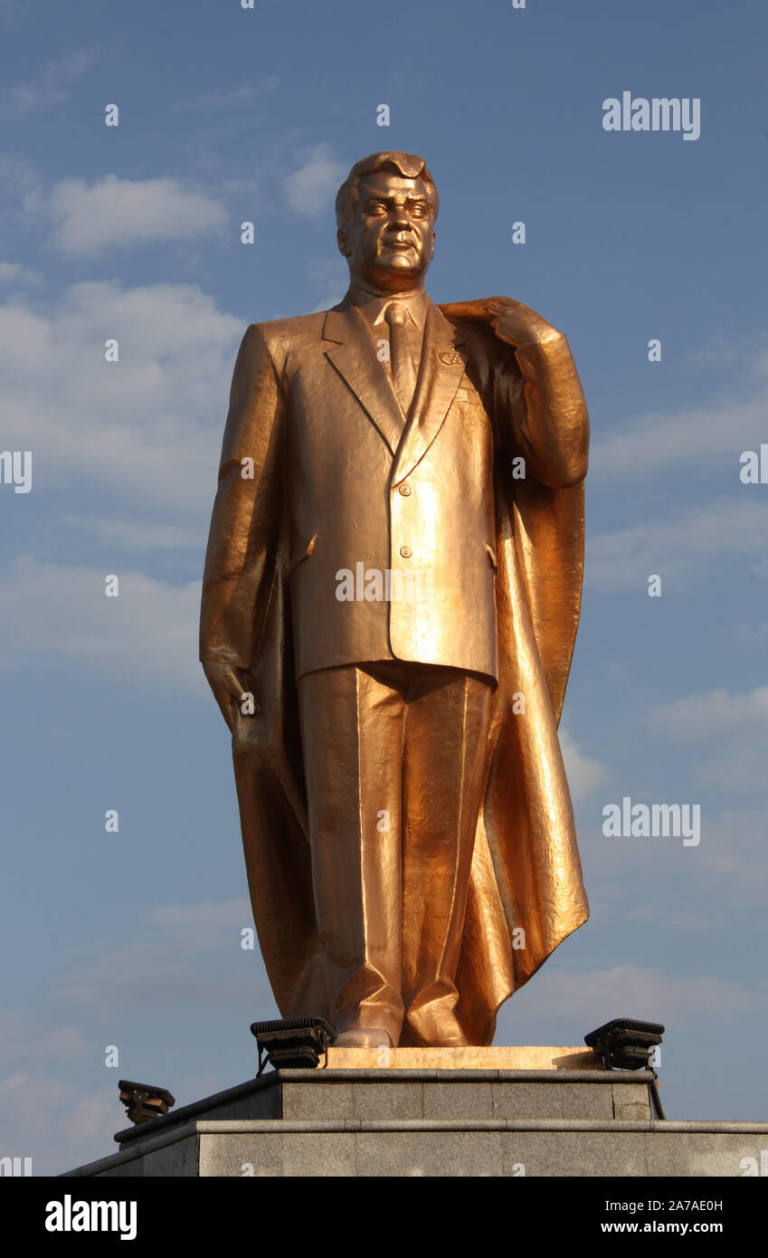 Statua dorata di ex Presidente Saparmurat Niyazov presso l'indipendenza monumento di Aşgabat Foto Stock
