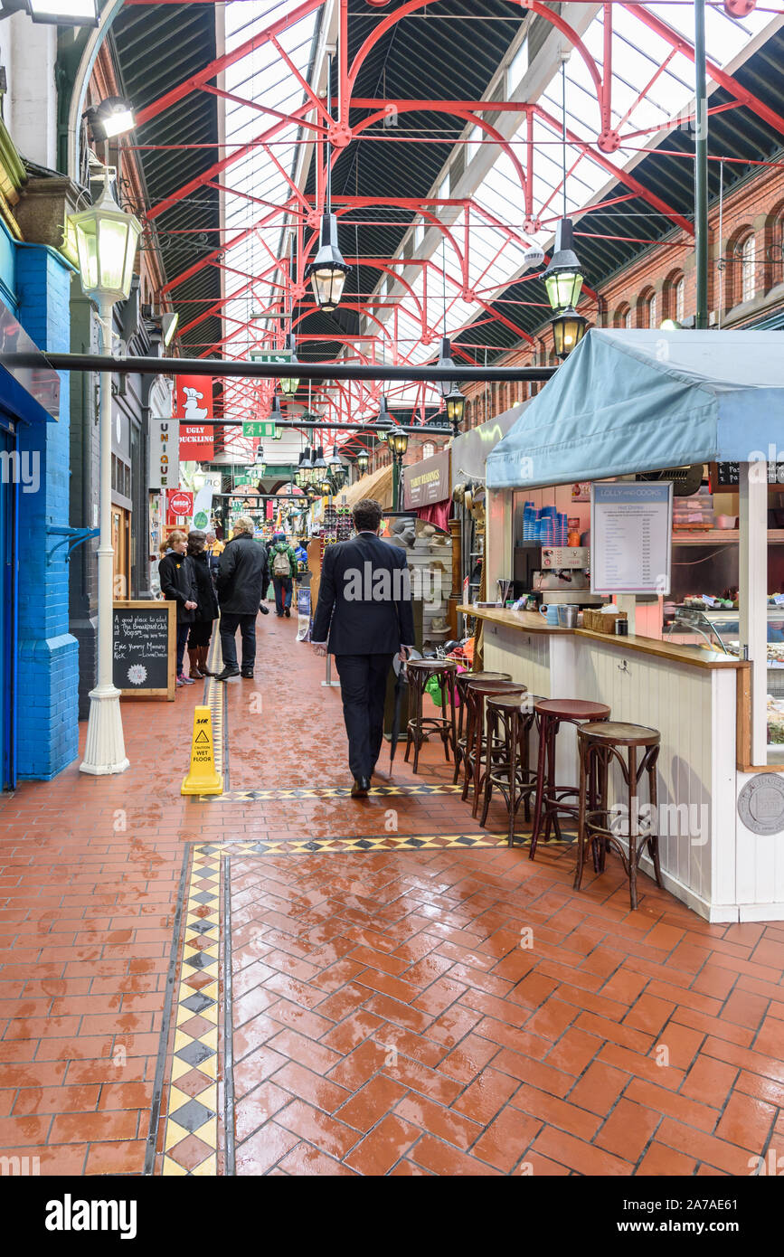 GEORGE's Street Arcade, Dublino, Irlanda- Aprile 2, 2015: stile vittoriano red-rovinato il mercato coperto di bancarelle e negozi in Dublino Foto Stock
