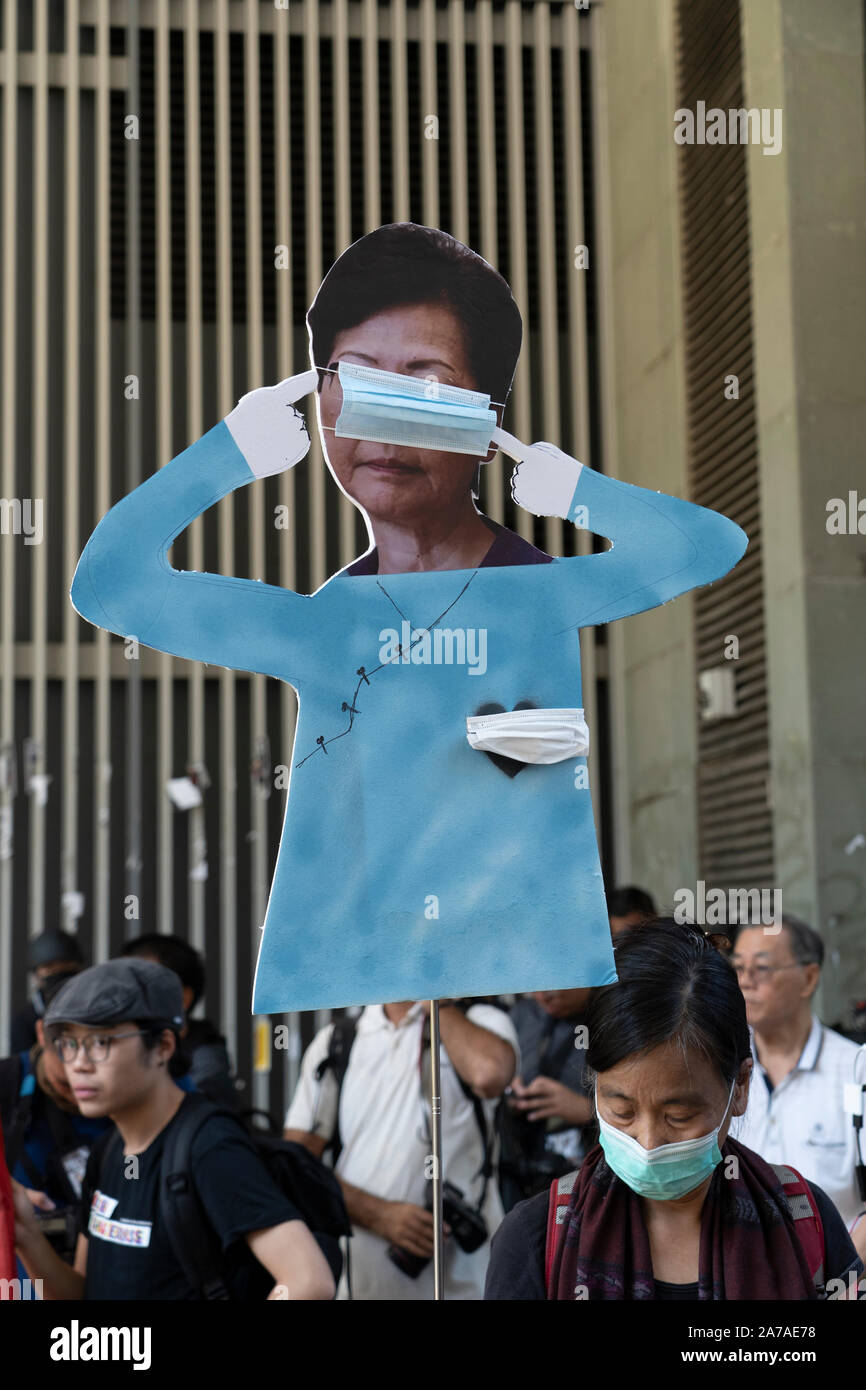 Modello di Hong Kong Chief Executive Carrie Lam con gli occhi bendati e maschera detenute da manifestanti a pro-democrazia protestare presso gli uffici del governo nella Admiralty Foto Stock