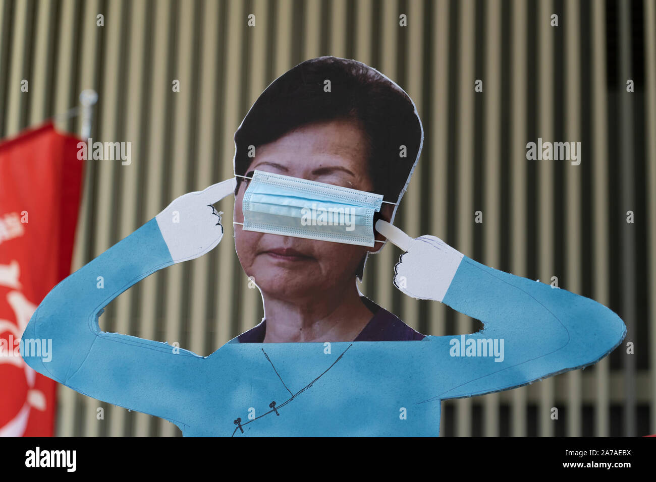 Modello di Hong Kong Chief Executive Carrie Lam con gli occhi bendati e maschera detenute da manifestanti a pro-democrazia protestare presso gli uffici del governo nella Admiralty Foto Stock