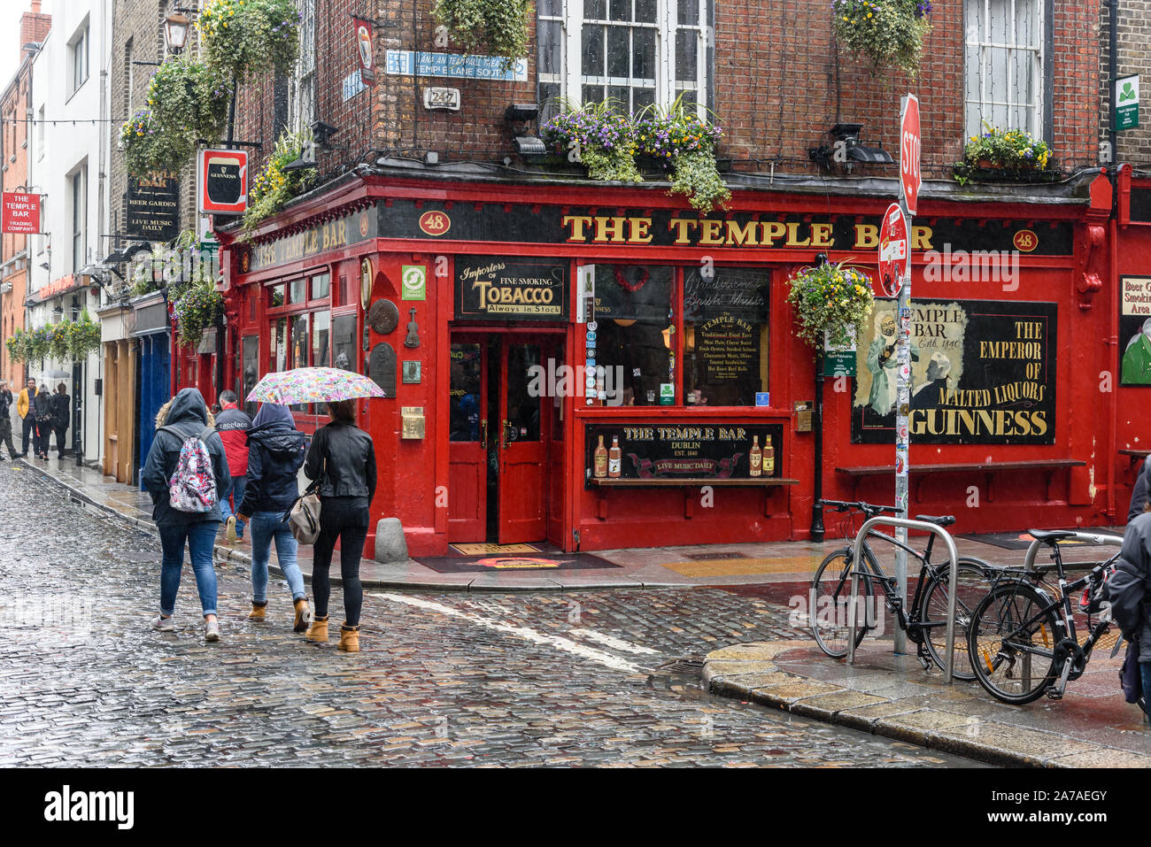 MERCHANT'S ARCH, TEMPLE BAR , Dublino, IRLANDA-aprile 02, 2015:i mercanti Arch Bar e Ristorante dal cuore di il quartiere culturale di Dublino Temple Foto Stock