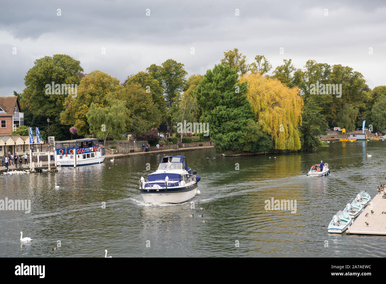Attività in barca sul fiume Tamigi sotto il ponte di Windsor, Windsor, Buckinghamshire, Inghilterra, Regno Unito Foto Stock