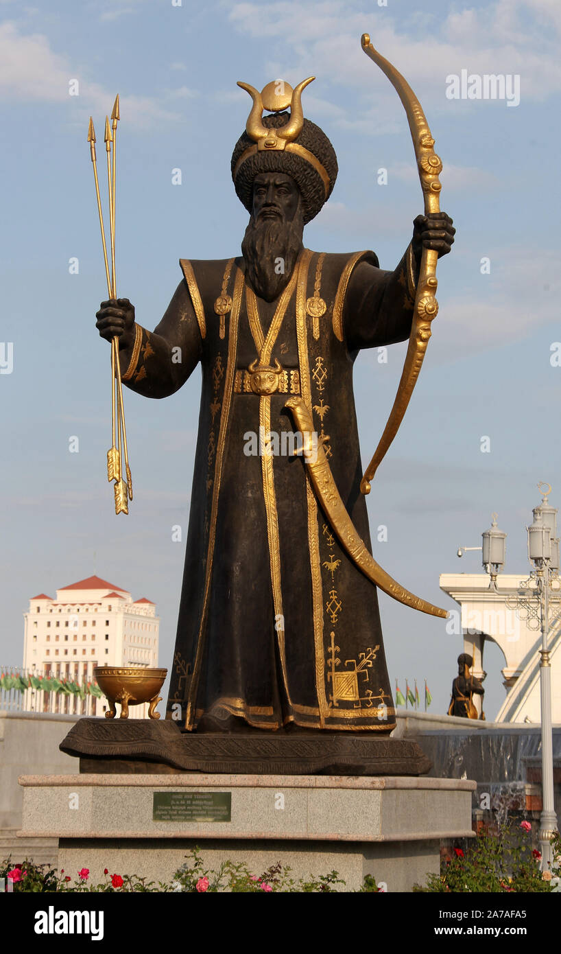 Statua del famoso Turkman Oguz Khan presso l'indipendenza monumento di Aşgabat Foto Stock