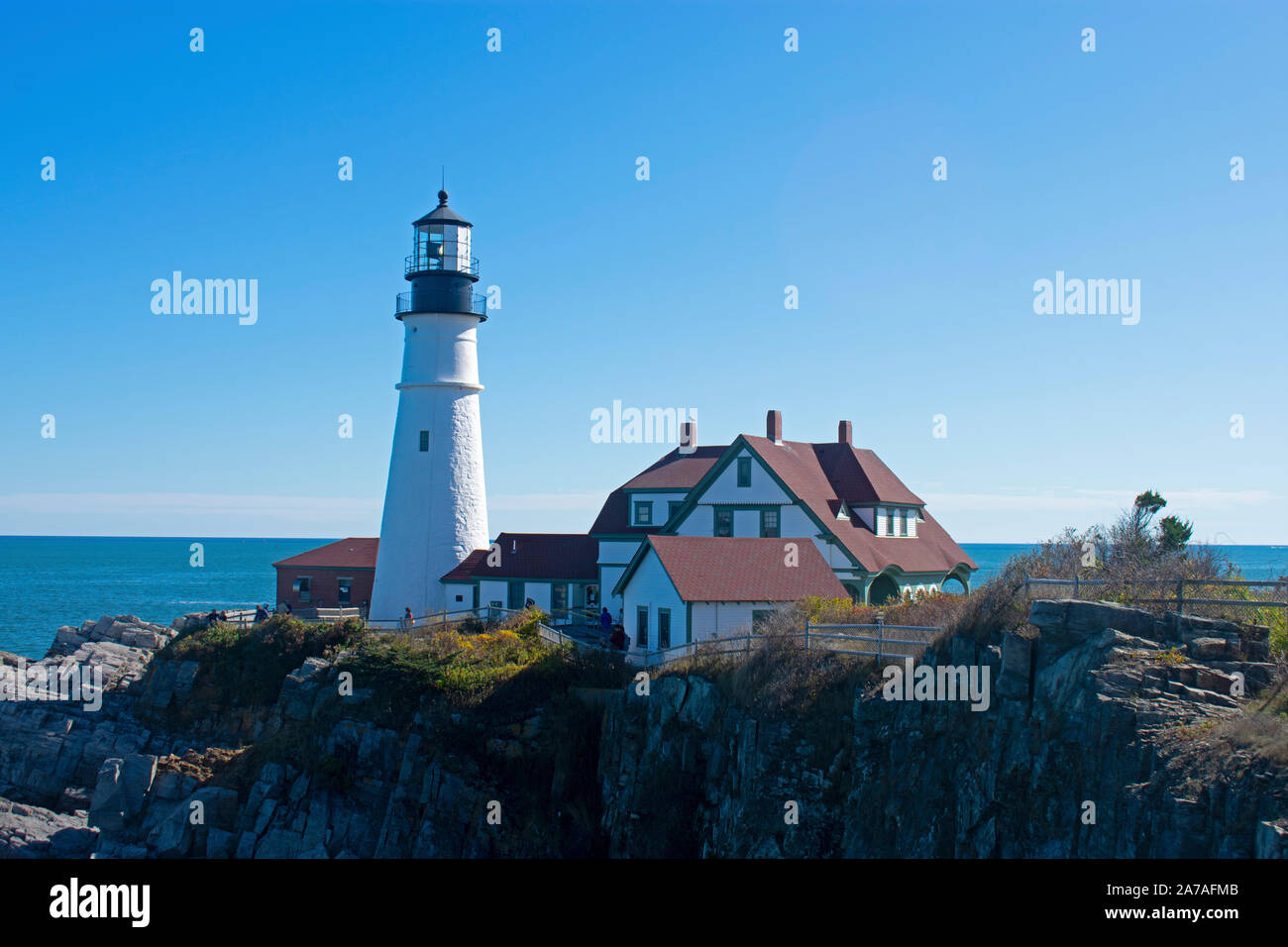 Dal tetto rosso Portland Head Lighthouse con una luce bianca torre vista da una sporgenza rocciosa a Fort Williams Park a Cape Elizabeth, Maine -07 Foto Stock