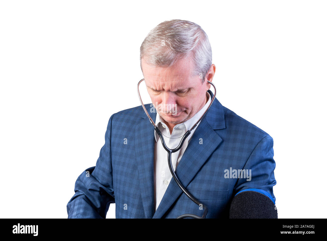 Un uomo anziano in una tuta misure di pressione, da lui stesso, con una mano tonometro. Isolato su uno sfondo bianco. Foto Stock