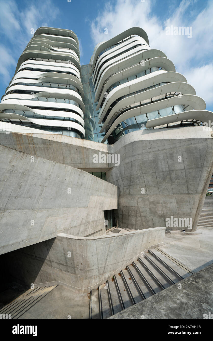 La moderna architettura di PolyU School of Design Jockey Club Torre di innovazione a Hong Kong Polytechnic University di Hong Kong. L'architetto Zaha Hadid Foto Stock