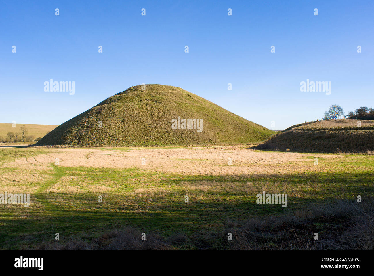 Un misterioso tumulo storico a Silbury Hill nei pressi di Avebury Wiltshire, Inghilterra REGNO UNITO Foto Stock