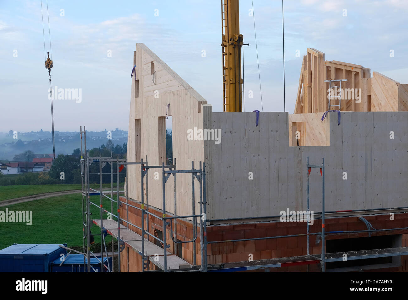 Framehouse con solide pareti di legno viene costruita in mattoni Foto Stock