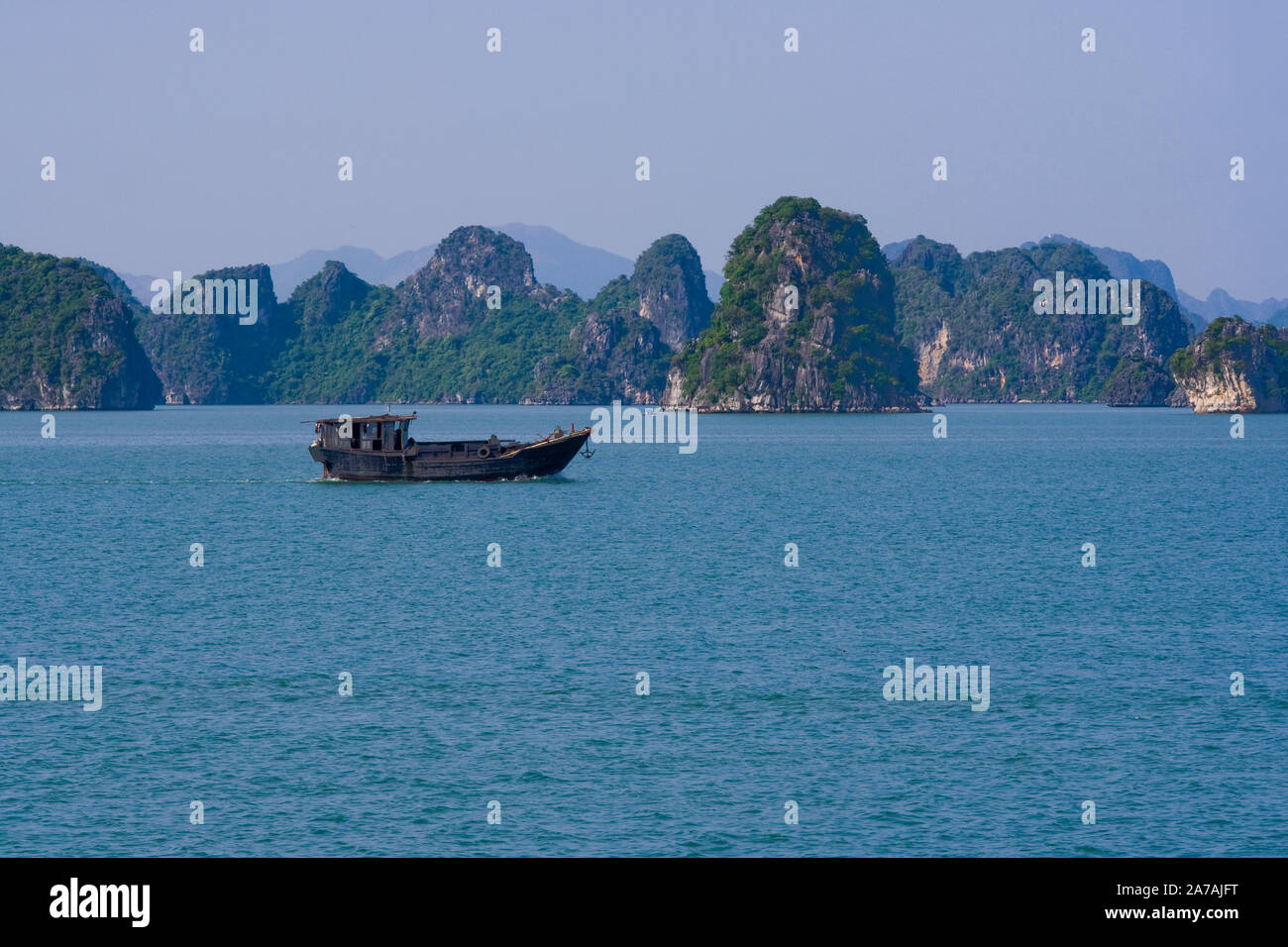 Bellissima baia di Halong in Vietnam Foto Stock