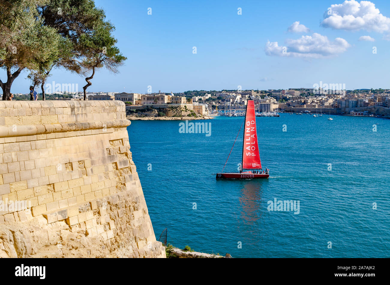 Barca a vela nel Porto Grande di La Valletta Foto Stock