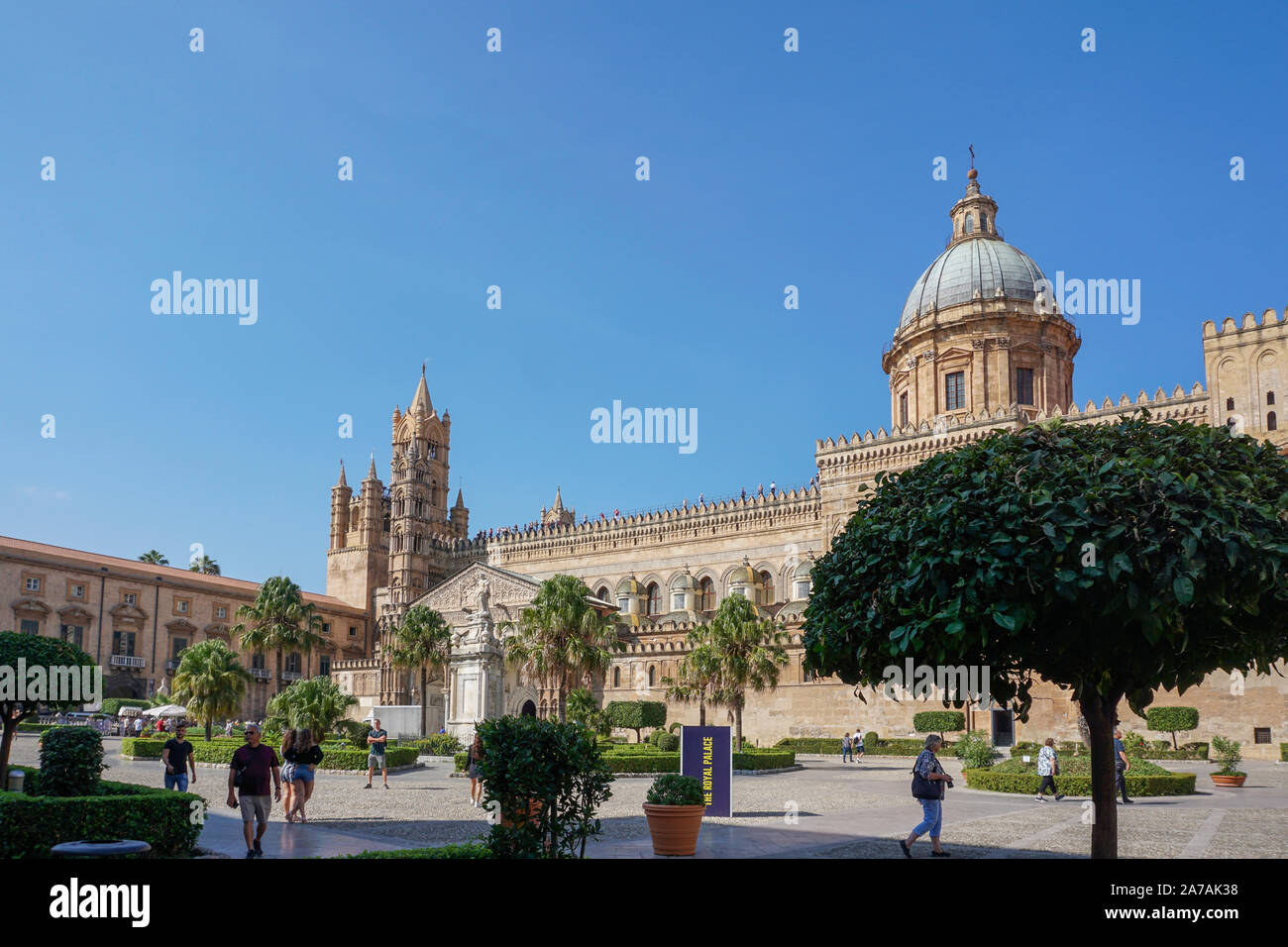 La grande piazza antistante la cattedrale di Palmera attira turisti, fotografi e instagrammers. Foto Stock