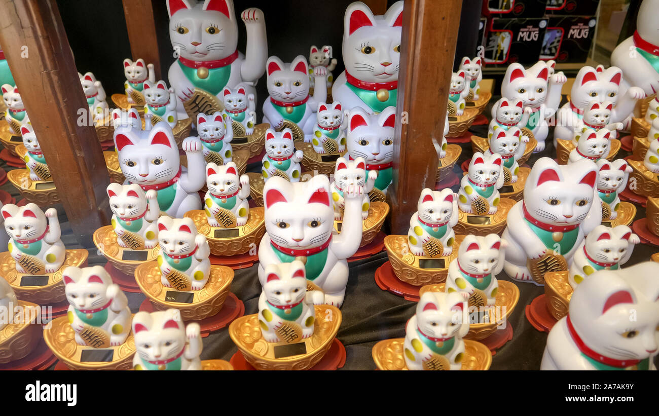 Fatto cenno cat figurine in una vetrina di un negozio di Chinatown di san francisco Foto Stock