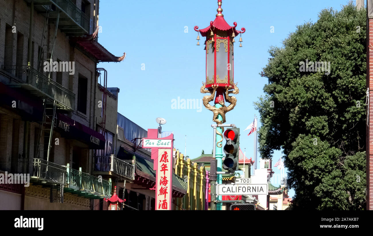 SAN FRANCISCO, CA, Stati Uniti d'America - 27 ottobre 2017: California Street segno e lampione a Chinatown Foto Stock